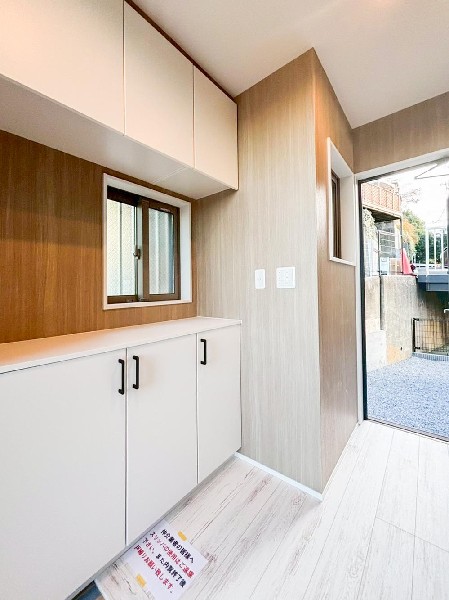 外観:散らかりがちな玄関をスッキリと保てる玄関収納。落ち着いた雰囲気の色目が、室内のカラーやデザインと調和しています。