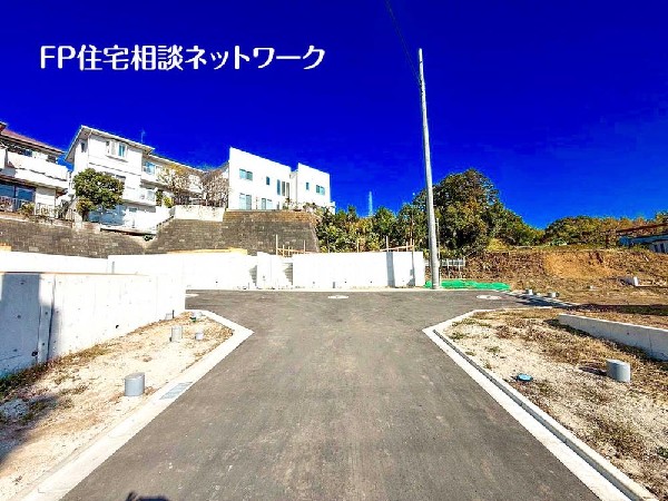 外観:毎日のお散歩も緑に恵まれたエリアで自然に包まれた穏やかな暮らしを実現するためのゆとりある住環境が整っています。緑の潤いを感じながらホッと生活できそう。