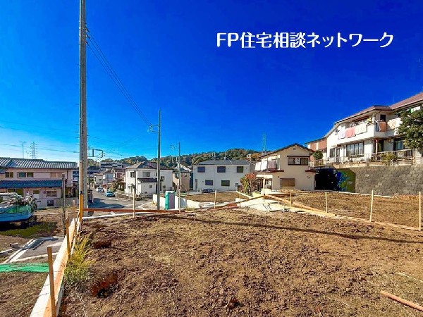 外観:開放感のある現地で、前面道路よりも少し高くなっておりますので、プライベート感も保たれます！高くなっている分、日当りや風通しも良く快適な生活が待っています！