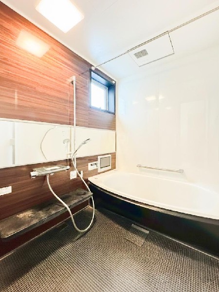 1.25坪の大きなユニットバスを採用。楕円形の浴室がリラックス効果を増加させる。魔法びん浴槽、浴室暖房乾燥機、ほっカラリ床、が装備。