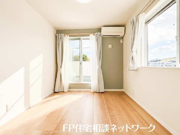 光を取り込みやすい2面採光の居室は日当たり良好です。クローゼットの完備で収納スペースも十分。初めてのお子様にとっての「自分の部屋」。学習デスクやベッドの配置もラクラクです。