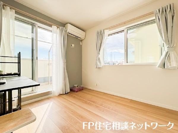 光を取り込みやすい2面採光の居室は日当たり良好です。クローゼットの完備で収納スペースも十分。初めてのお子様にとっての「自分の部屋」。学習デスクやベッドの配置もラクラクです。