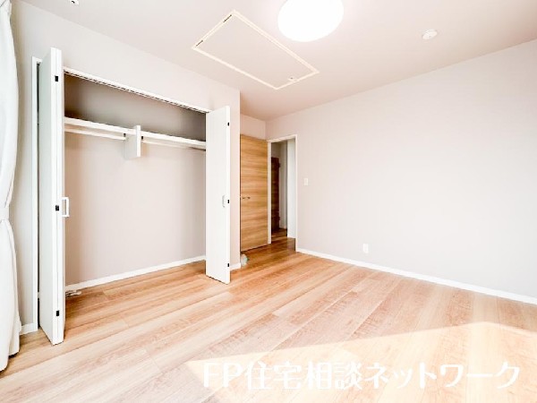 全居室には大型の収納クローゼットを完備。普段使いのお洋服や小物はもちろん、季節物のお洋服などもしっかりと整理整頓出来る。居室空間を隅々まで使えるのが嬉しい。