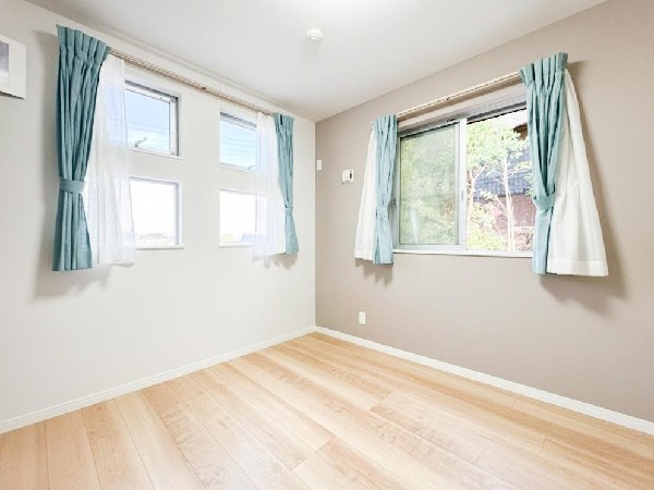 光を取り込みやすい2面採光の居室は日当たり良好です。クローゼットの完備で収納スペースも十分。初めてのお子様にとっての「自分の部屋」。学習デスクやベッドの配置もラクラクです。