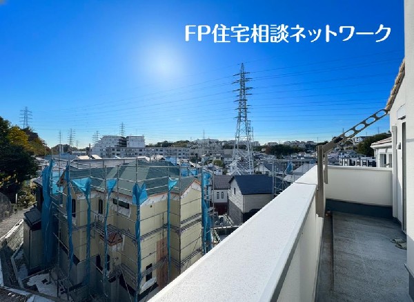 南からの明るい光が差しこむ陽だまりの空間。南に大きく面したバルコニーでお洗濯もあっという間に乾きそう。家事もスムーズにこなせますね。太陽の匂いが感じられる心地よさ。