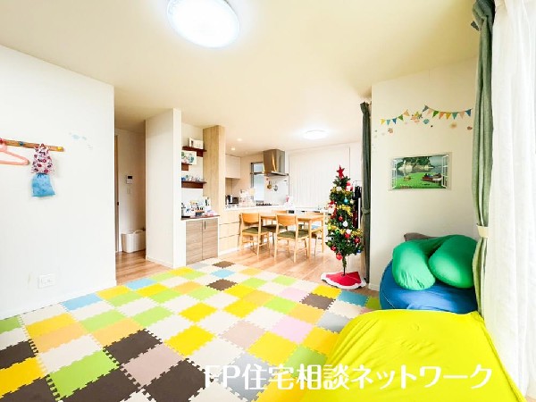 家族と過ごす時間を大切にしたい方にぴったりのゆとりある住空間です。窓からの日差しがリビングの隅々までしっかりと届きます。