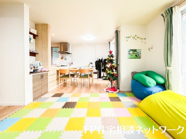 家族と過ごす時間を大切にしたい方にぴったりのゆとりある住空間です。窓からの日差しがリビングの隅々までしっかりと届きます。