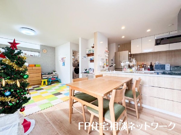 大切な家族が集まるからこそLDKにはこだわりたいですよね。日当たりのよい広いＬＤＫを、子供たちが元気に走り回っている姿を見た時「広い家にして良かった」と感じていただけるはずです。