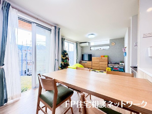 掃き出しの窓からは太陽のやわらかな光はもちろん、年中爽やかな風が吹き抜けます。自然の恵みが、快適で心地の良い空間を演出してくれますね。