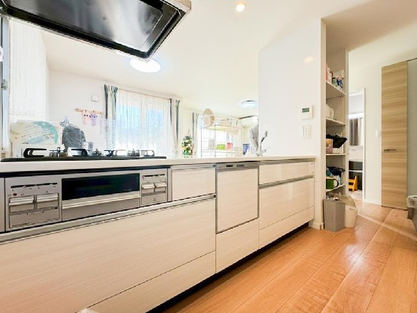 機能性とデザイン性を兼ね備えた嬉しいキッチン。食器洗乾燥機付で後片付け楽々。