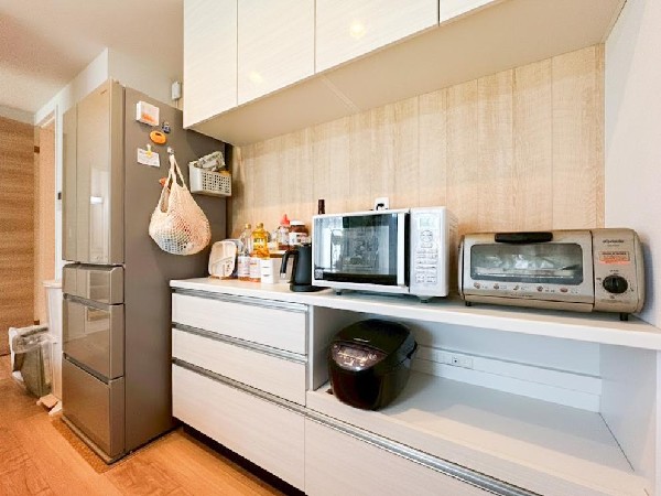 背面にカップボードが備え付けされています。システムキッチンと一体感あるカラーで見た目もgood。たまにしか使わない調理家電の収納に重宝します。