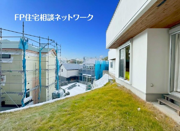 外観:住まいに陽当りと潤いをもたらす、広いお庭があります。成長する樹木に見守られ、家族の物語が始まります。どんなお庭にしていくか、お子様のプール遊び、ガーデニングなど、幅広く楽しめます。