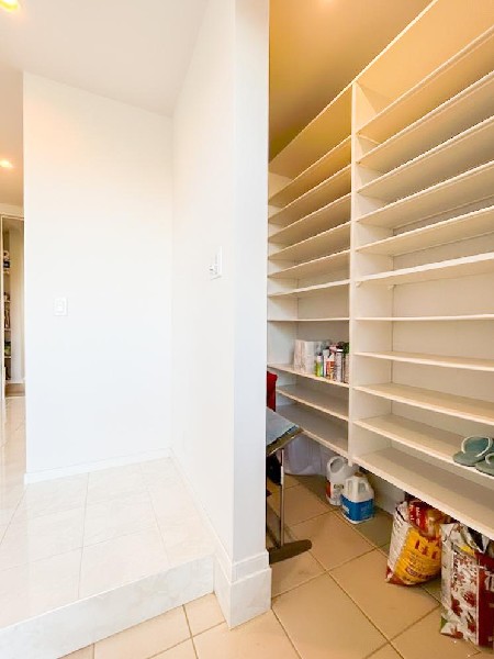 外観:大容量のシューズインクロークが嬉しい住まい。ご家族全員の靴はもちろん、お子様のおもちゃやベビーカー、ゴルフバック、洗車用品などスッキリまとめて収納できます。