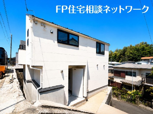外観:光と風が行わたる開放感あふれる邸宅　春には気持ちの良いそよ風、冬には朝の暖かな光　季節の移り変わりを感じる暮らしを実現