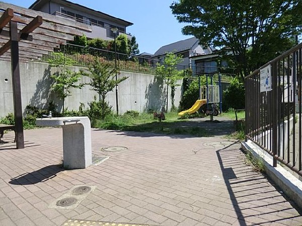 周辺環境:笹下三丁目公園(笹下三丁目公園まで750m 公園近くでお子様も安心して遊べます♪)