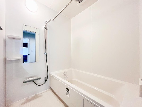 ユニットバスはゆったりとくつろげる1坪タイプ。足までしっかりと伸ばせる浴槽は、心身ともにしっかりと疲れを癒してくれます。お子様と一緒の入浴でも充分な広さです。