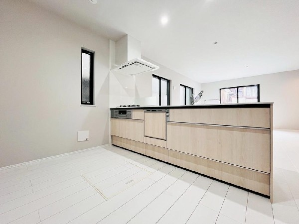 リビングを見渡せる対面式キッチンは、ご家族との会話もできて毎日のお料理が楽しくなります。リビングで遊ぶお子様にも目が届くので安心して家事が出来ますね。