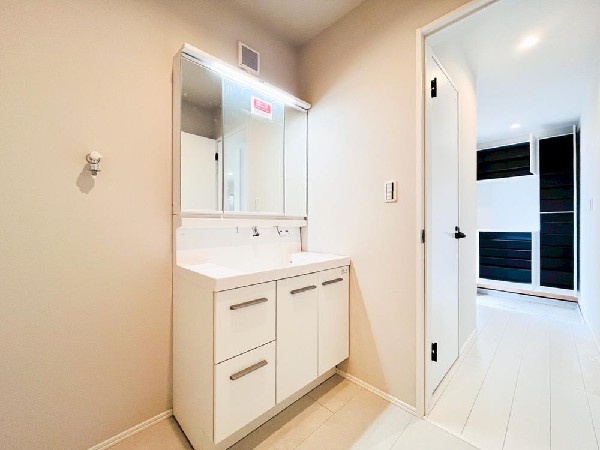 鏡の裏に収納棚を確保した三面鏡を採用。化粧品や歯ブラシなどを機能的に収納。便利な床下収納付き。