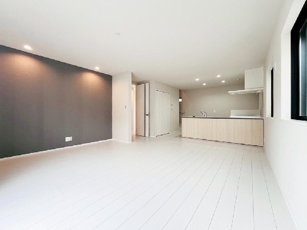 リビングを見渡せる対面式キッチンは、ご家族との会話もできて毎日のお料理が楽しくなります。リビングで遊ぶお子様にも目が届くので安心して家事が出来ますね。