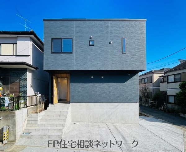 外観:日当たりが良く開放感のある角地です。 2方向から光や風を取り込める、明るく快適な住まいが実現しました！（本画像は外構一部をCGで作成しております。）