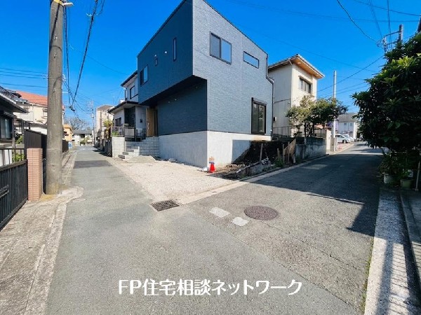 外観:日当たりが良く開放感のある角地です。 2方向から光や風を取り込める、明るく快適な住まいが実現しました！