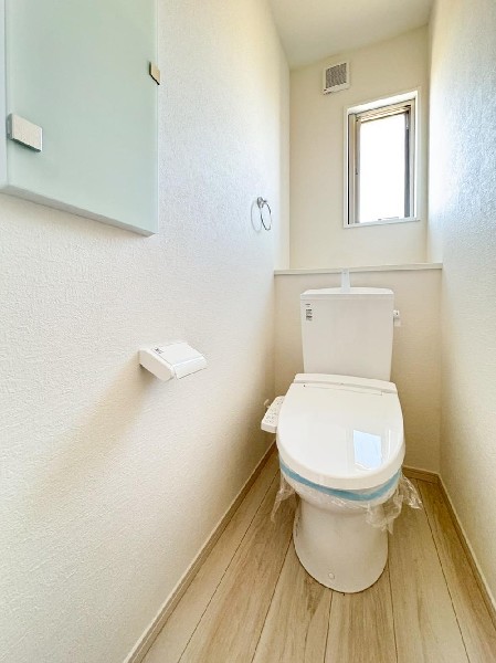 洗浄機能付き便座を標準装備。便座保温機能もあるので寒い季節も安心。