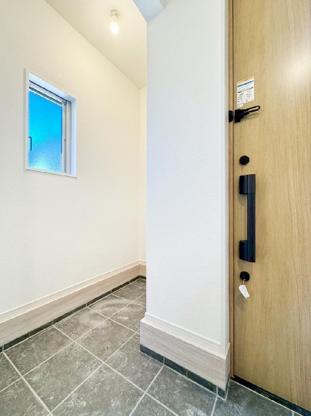 外観:玄関は家の中に入る時一番最初に目に付く場所だからこだわりたいですよね！明るい雰囲気の色目でお部屋の雰囲気をそのまま表しているようです。