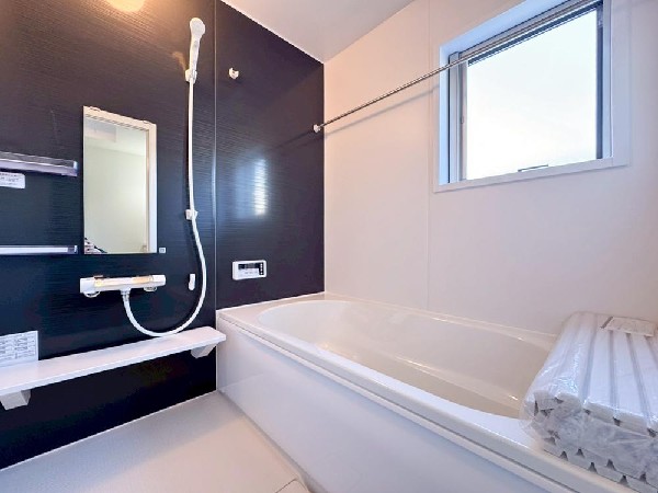 ユニットバスはゆったりとくつろげる1坪タイプ。足までしっかりと伸ばせる浴槽は、心身ともにしっかりと疲れを癒してくれます。お子様と一緒の入浴でも充分な広さです。