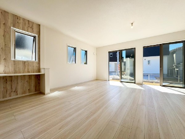 家族と過ごす時間を大切にしたい方にぴったりのゆとりある住空間です。窓からの日差しがリビングの隅々までしっかりと届きます。