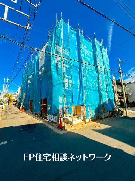外観:最寄りの保土ケ谷駅徒歩10分の好立地！駅に近いのは忙しい朝や遅い帰宅時に嬉しい。急な雨にもほとんど濡れずに駅から家まで着いてしまう距離。駅周辺のお買物施設も利用でき、便利で快適な生活が送れそう。