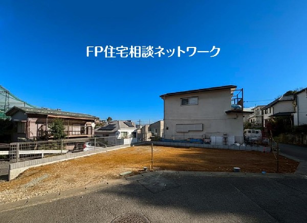 外観:四季の移り変わりを感じられる贅沢な環境。緑に恵まれたエリアで、毎日のお散歩も気持ちよさそうです。自然に包まれた穏やかな暮らしができる住環境が整っています。