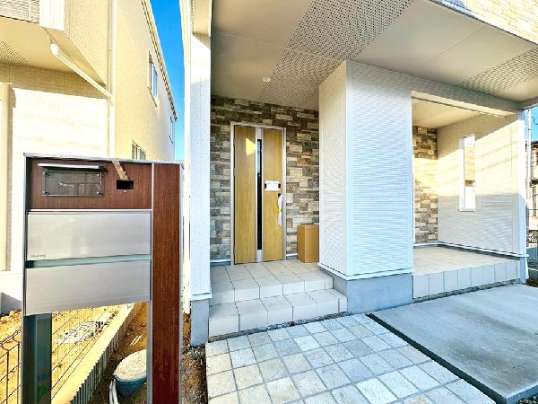 外観:住まう人の帰り、訪れる人を優しく迎える安らぎに満ちた空間　上質感あふれるエントランス