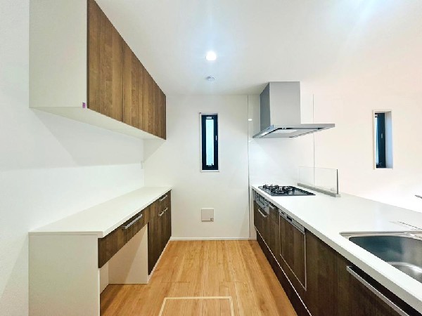 ☆☆ゆったりとしたキッチンスペース☆☆  家族の元気の源　それがこのキッチンです♪ひろびろとしたキッチンスペースには沢山の調理器具や調味料が収納でき、大きな流しもついてます　毎日のお料理が楽しみです♪