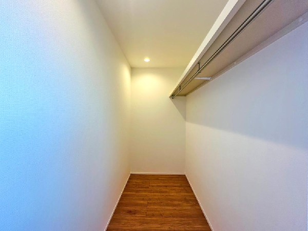 適材適所の収納。すっきり暮らすことができるファミリークローク。収納棚は自分好みに高さや数を変えることができます！