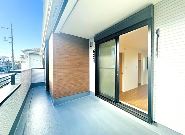 広がる景色がまるで絵画のように感じる。あたたかな光あふれる家族の憩いの場。