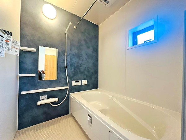 柔らかな曲線で構成されたバスタブ　お気に入りのアロマを焚きながらゆっくりと半身浴を楽しもう。