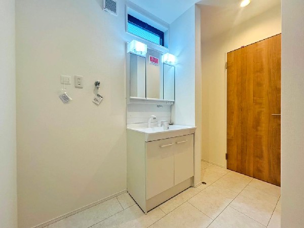 すがすがしい空気が肌をひきしめる朝。爽やかなデザインでまとめられたパウダールーム。流れる水音をBGMに鏡に映る顔が静かにゆっくりと笑顔に変わっていく時間。