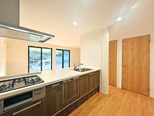 家族で並んでクッキング。皆でわいわい楽しく作るお料理は愛情たっぷりのごちそうに。キッチンで過ごす家族時間は大人になっても心に残る素敵なオンリーワン。