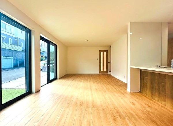 家族の思いを抱きながら、平和であることに感謝したくなる悠久の時。あたかかく感じるのは、陽当りだけではなかった！広く和やかに暮らせる空間と、家族の存在が胸にジーンと響きわたる。