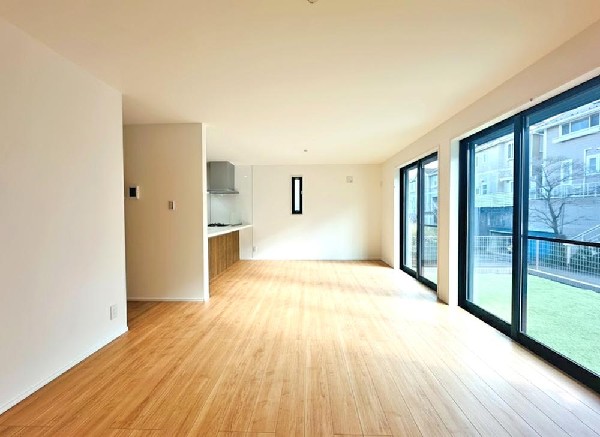 ☆☆家族の会話や笑顔が行き交うリビング☆☆  リビングで子供を走り回らせたい♪大きなソファやダイニングテーブルでゆったり食事をしたりくつろぎたい♪そんな夢が叶えられる空間です♪