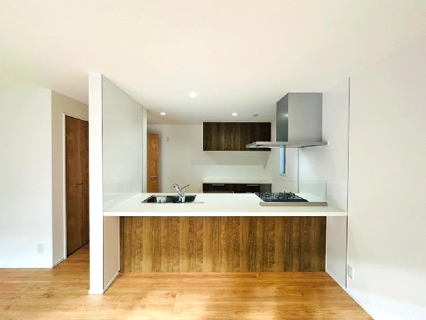 白いクロスと窓サッシにナチュラルな明るめのフローリングでコーディネートしました！どんな家具にも映える飽きのこない仕様です！