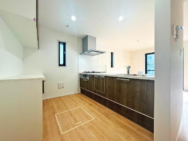 美味しい料理を作りたくなるような気持ちにさせてくれるオープンキッチン。見上げると柔らかなダウンライトが包み込み、彩りを添えます。