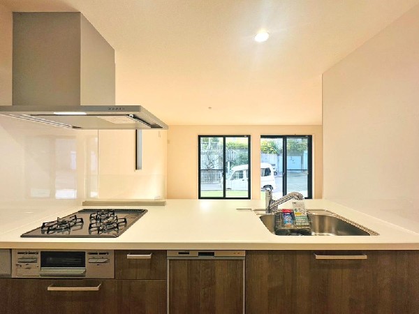 キッチンは開放感のあるカウンタータイプを採用　家事をしながらリビング・ダイニングが見渡せ、窓からはたくさんの光が差し込みます♪