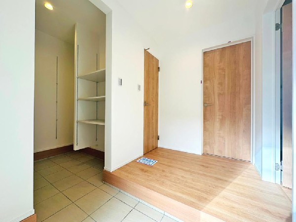 外観:住まう人の帰り、訪れる人を優しく迎える安らぎに満ちた空間　上質感あふれるエントランス