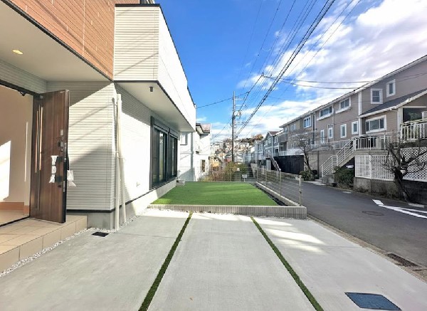 外観:☆☆風通しの良い住宅地☆☆  ゆとりのある住宅地　部屋の窓を開けるとそこには心地よい風が通りぬけます♪