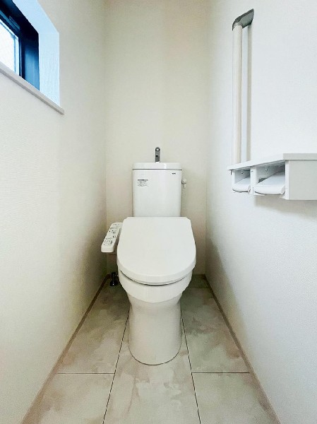 洗浄機能付き便座を標準装備。便座保温機能もあるので寒い季節も安心。