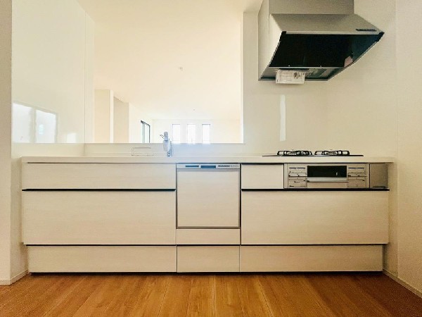 リビングのお子様を見守りながらお料理が出来る対面式カウンターキッチン。ご家族との会話がはずみます。