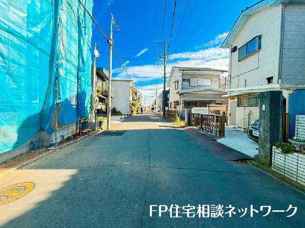 外観:幅6.4ｍの道路に面しています。敷地との高低差もなく車庫からすぐ道路に出られます。