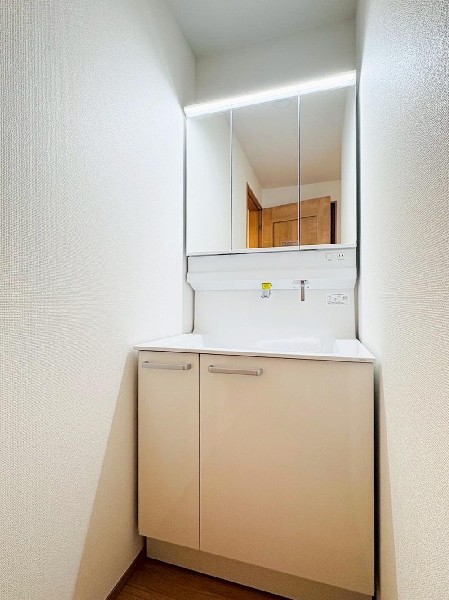 鏡の裏に収納棚を確保した三面鏡を採用。化粧品や歯ブラシなどを機能的に収納。便利な床下収納付き。