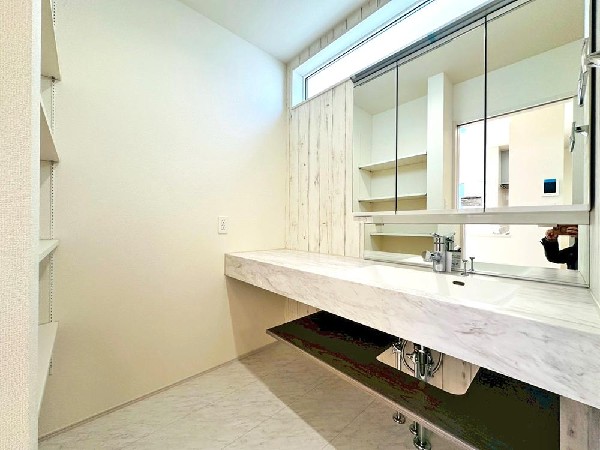 すがすがしい空気が肌をひきしめる朝。爽やかなデザインでまとめられたパウダールーム。流れる水音をBGMに鏡に映る顔が静かにゆっくりと笑顔に変わっていく時間。